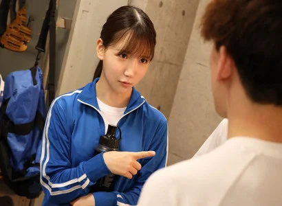 cô gái xinh trong câu lạc bộ bóng đá cùng lúc quan hệ với cô gái xinh