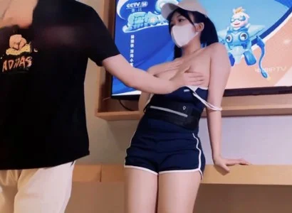 Nhân viên bán TV xinh đẹp và vị khách may mắn