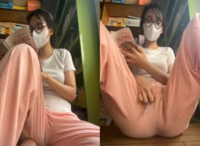 Bé vừa đọc sách vừa nhét sextoy sâu vào lồn