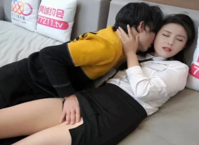 Cô thư ký trẻ lén lút chén với sếp vì tiền