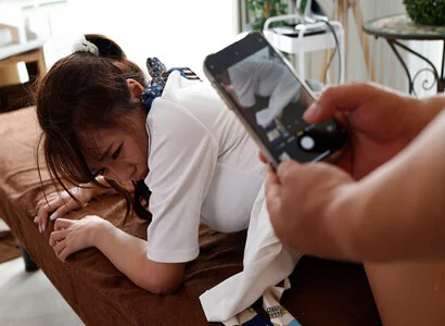 Thấy em nhân viên quá ngon quá hưng phấn nên đè ra