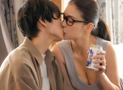 Chàng trai vừa bị cắm sừng được chị hàng xóm chia sẻ