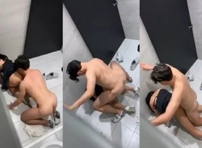 Hai người trong WC quán bar quan hệ nhau trong WC quán bar