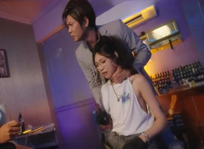 Cô gái chủ tiệm bị địt bởi đám đông